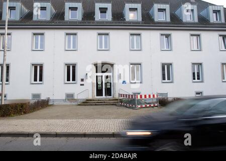 Emmerich am Rhein, Allemagne. 11 novembre 2020. Une voiture passe devant le bureau de douane. Lors d'un spectaculaire coup d'Etat cambriolage à Emmerich sur le Rhin inférieur, quatre hommes ont capturé environ 6.5 millions d'euros. Les auteurs ont échappé, jusqu'à présent il n'y a pas de plomb brûlant. Credit: Federico Gambarini/dpa/Alay Live News Banque D'Images