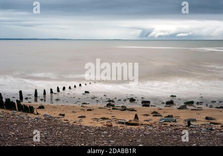 La plage paisible de Dunster Beach pendant une tempête de pluie Banque D'Images