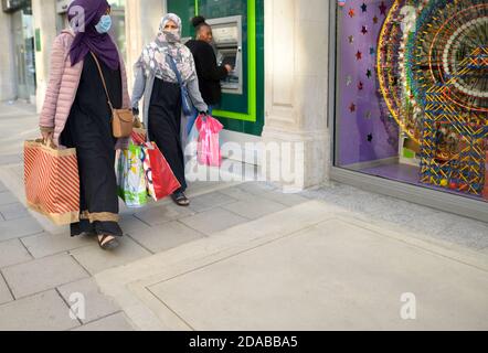 Londres, Angleterre, Royaume-Uni. Shopping dans le West End pendant la pandémie de COVID, novembre 2020 Banque D'Images