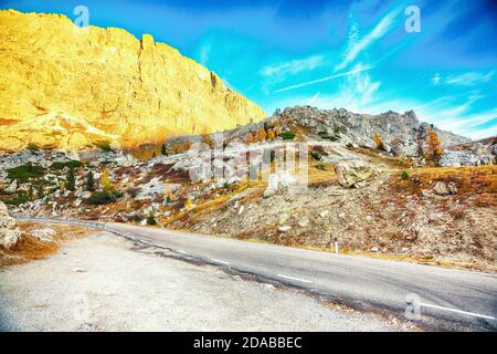 Paysage d'automne avec des larches dans les Alpes Dolomites et fantastique col de Falzarego au coucher du soleil. Emplacement : col de Falzarego, Cortina d'Ampezzo, Dolomiti, Italie, Banque D'Images