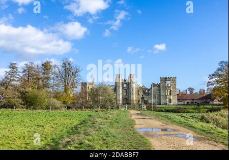 Les ruines de Cowdray House (ou château) un manoir Tudor à Cowdray, Midhurst, une ville de West Sussex, au sud-est de l'Angleterre Banque D'Images