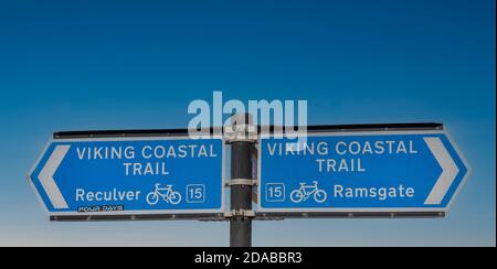 Kent, Angleterre, Royaume-Uni. 2020. Un soleil de fin et un fond sans nuages avec un panneau de piste cyclable côtière entre Reculer et Ramsgate, Kent, Royaume-Uni Banque D'Images