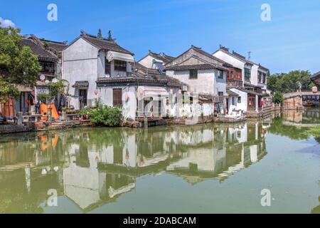 Scène avec des maisons traditionnelles chinoises le long d'un canal à Tongli, une belle ville aquatique à proximité de Suzhou, province de Jiangsu, Chine. Banque D'Images