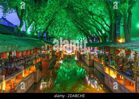 Scène nocturne à Tongli avec l'un des canaux les plus impressionnants et le pont JILI, une belle ville aquatique à proximité de Suzhou, province de Jiangsu, Chine. Banque D'Images