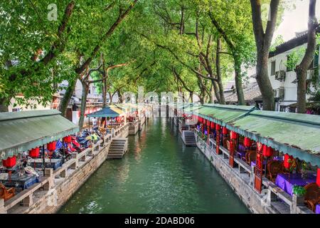 Scène nocturne à Tongli, une belle ville aquatique à proximité de Suzhou, province de Jiangsu, en Chine, avec l'un des canaux les plus couverts d'arbres Banque D'Images