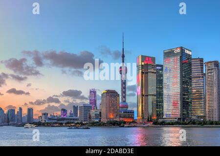 Coucher de soleil sur les gratte-ciels de Pudong à Shanghai, en Chine Banque D'Images