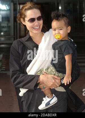 Angelina Jolie et un très jeune fils Maddox à Londres Aéroport de Heathrow octobre 2003 Banque D'Images