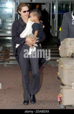 Angelina Jolie et un très jeune fils Maddox à Londres Aéroport de Heathrow octobre 2003 Banque D'Images