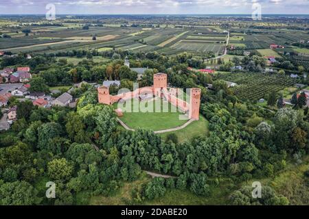 Vue aérienne du château gothique des Ducs de Masovian dans le village de Czersk près de Varsovie, Voïvodeship de Masovian en Pologne. Banque D'Images