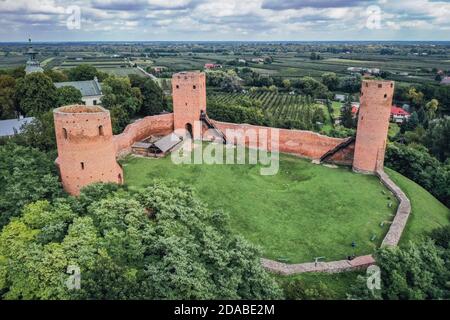 Vue aérienne du château gothique des Ducs de Masovian dans le village de Czersk près de Varsovie, Voïvodeship de Masovian en Pologne. Banque D'Images