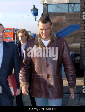 L'acteur et ancien footballeur Vinnie Jones quittait le poste de police de Heathrow en 2003 après une arrestation pour avoir été ivre à bord d'un avion, en utilisant des mots abusifs ou insultants, et une agression commune contre un passager. Banque D'Images