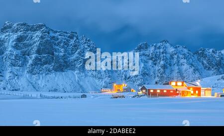 Fantastique soirée d'illumination des maisons traditionnelles norwagennes dans le village d'Utakleiv sur l'île de Vestvagoy. Lieu : Utakleiv, Vestvagoy, Lofotens, Norw Banque D'Images