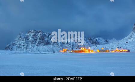 Fantastique soirée d'illumination des maisons traditionnelles norwagennes dans le village d'Utakleiv sur l'île de Vestvagoy. Lieu : Utakleiv, Vestvagoy, Lofotens, Norw Banque D'Images