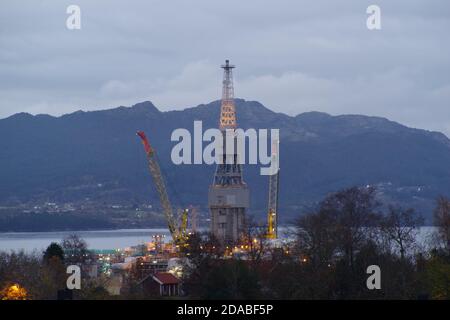 Plate-forme pétrolière Echinor Njord 6407/10 au chantier Kvaerner à Leirvik, Stord, Vestland, Norvège / Norge Banque D'Images