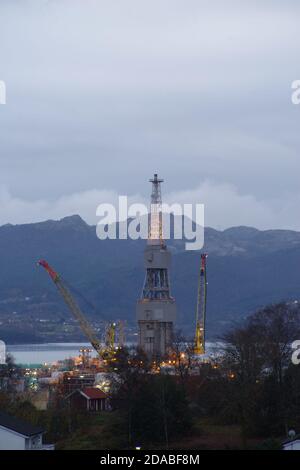 Plate-forme pétrolière Echinor Njord 6407/10 au chantier Kvaerner à Leirvik, Stord, Vestland, Norvège / Norge Banque D'Images