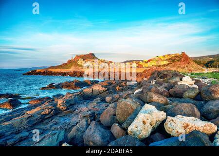 Vue pittoresque sur la ville médiévale de Castelsardo. Paysage urbain de Castelsardo au coucher du soleil. Lieu: Castelsardo, province de Sassari, Sardaigne, Italie, UE Banque D'Images