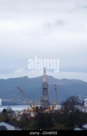 Plate-forme pétrolière Echinor Njord 6407/10 au chantier Kvaerner à Leirvik, Stord, Vestland, Norvège / Norge Banque D'Images