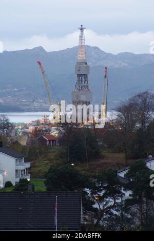 Plate-forme pétrolière Echinor Njord 6407/10 au chantier Kvaerner à Leirvik, Stord, Vestland, Norvège / Norge Banque D'Images