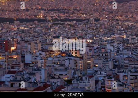 Densité urbaine Athènes vue la nuit Banque D'Images