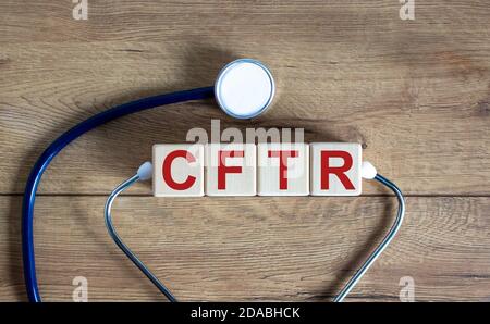 CFTR concept médical. Cubes en bois avec l'inscription 'CFTR - régulateur transmembranaire de fibrose kystique', stéthoscope. Magnifique arrière-plan en bois. Co Banque D'Images