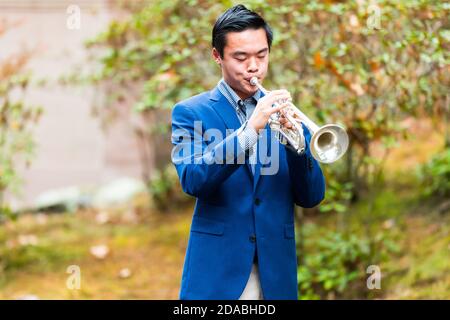 Trompette jouant l'hymne national lors de la cérémonie de la fête des anciens combattants de 2020 au cimetière Sleepy Hollow de Concord, ma. Banque D'Images
