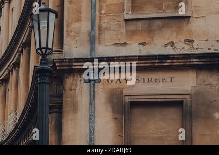 Gros plan d'un nom de rue sur gay Street à Bath, Somerset, Royaume-Uni. Banque D'Images