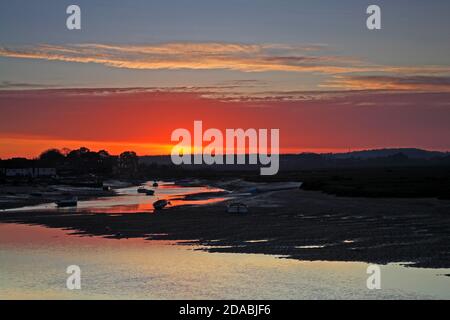 Un beau coucher de soleil d'automne sur le port sur la côte nord de Norfolk à Burnham Overy Staithe, Norfolk, Angleterre, Royaume-Uni. Banque D'Images