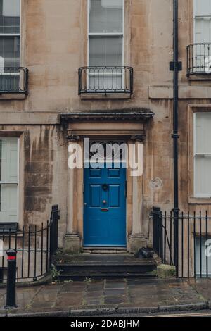 Porte d'entrée bleu vif sur une maison traditionnelle en terrasse calcaire à Bath, Somerset, Royaume-Uni. Banque D'Images