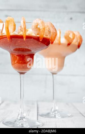 Cocktails de crevettes et de crevettes en verre : vue de dessus Banque D'Images