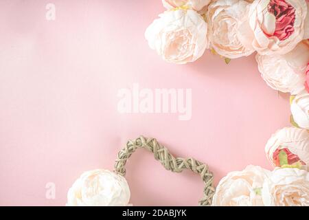 Arrière-plan de la Saint-Valentin avec fleurs de pivoine rose rouge blanc tendre et coeur en forme de coeur décor de la Saint-Valentin, arrière-plan rose espace copie Banque D'Images