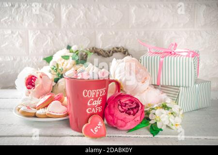 Arrière-plan de la Saint-Valentin avec fleurs de pivoine rose rouge blanc tendre et décor de la Saint-Valentin en forme de coeur, espace de copie en bois blanc Banque D'Images