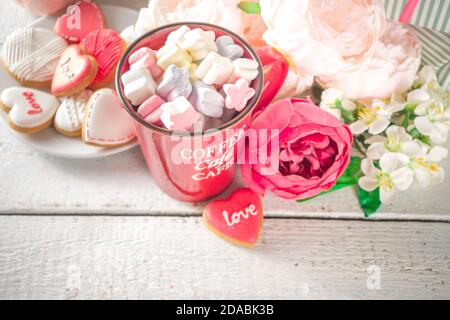 Arrière-plan de la Saint-Valentin avec fleurs de pivoine rose rouge blanc tendre et décor de la Saint-Valentin en forme de coeur, espace de copie en bois blanc Banque D'Images