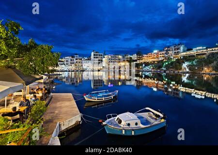 Ville d'Agios Nikolaos et la "puits sans fond" lac de Voulismeni, Lassithi, Crète, Grèce. Banque D'Images