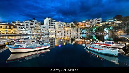 Ville d'Agios Nikolaos et la "puits sans fond" lac de Voulismeni, Lassithi, Crète, Grèce. Banque D'Images