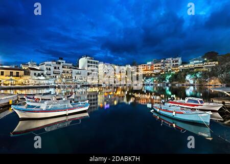 Ville d'Agios Nikolaos et la "puits sans fond" lac de Voulismeni, Lassithi, Crète, Grèce. Banque D'Images