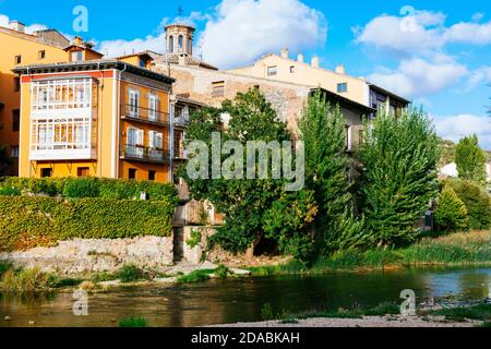 La rivière Ega traverse la ville d'Estella. French Way, Way of St. James. Estella - Lizarra, Navarre, Espagne, Europe Banque D'Images