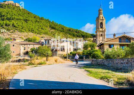 Villamayor de Monjardín, mettant en valeur le clocher de l'église Saint-André-l'Apôtre. Villamayor de Monjardín, Navarre, Espagne, Europe Banque D'Images