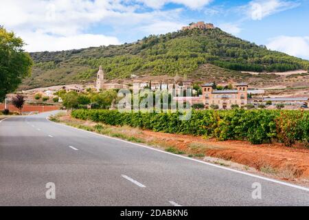 Villamayor de Monjardín, mettant en valeur le clocher de l'église Saint-André-l'Apôtre. Villamayor de Monjardín, Navarre, Espagne, Europe Banque D'Images