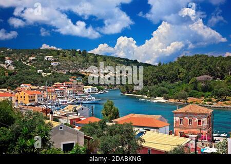 Gaios, la « capitale » de l'île de Paxos (ou « Paxi »), l'îlot d'Aghios Nikolaos et le beau canal entre eux. Mer Ionienne, Grèce. Banque D'Images