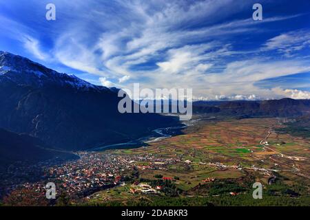 Vue panoramique sur la ville de Konitsa et ses plaines, Ioannina, Epirus, Grèce. Banque D'Images