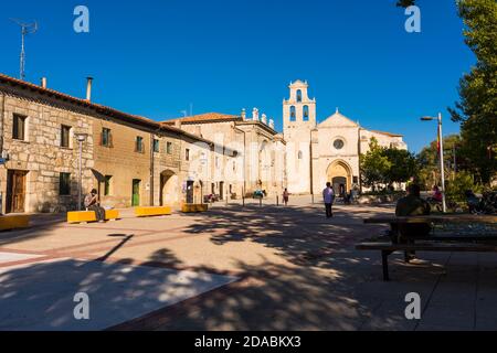 L'ancien monastère de San Juan de Ortega est un monument roman à Barrios de Colina, Montes de Oca, Burgos, Castilla y León, Espagne, Europe Banque D'Images