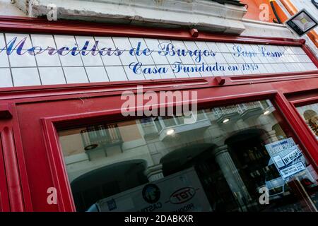 Faites vos achats avec la vente de saucisses de sang. Le pudding noir est une icône de la cuisine de Burgos, de la voie française, de la voie de Saint-Jacques. Burgos, Castille et Leon, Espagne, Europe Banque D'Images