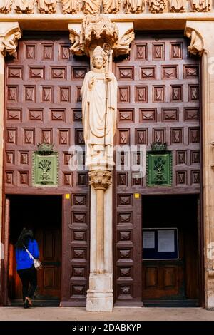 Cathédrale Saint-Marie de Burgos. Porte de la Sarmentale, connue sous le nom de porte sacramentelle. La porte est divisée par un meneau, couvert par une verrière, representi Banque D'Images