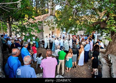 Scène d'un baptême (cérémonie orthodoxe de baptême) à Ano Symi, un village montagneux de la municipalité d'Ierapetra, Lassithi, Crète, Grèce. Banque D'Images