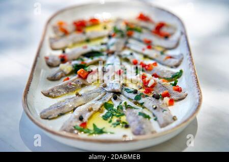Anchois marinés, un grand ouzo ou raki 'mezze' dans un restaurant (Searocco) dans la ville d'Ierapetra, Lassithi, Crète, Grèce. Banque D'Images