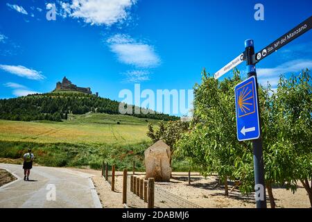 Signalisation de la route de Santiago, en arrière-plan le château de Castrojeriz. French Way, Way of St. James. Castrojeriz, Burgos, Castille et Leon, Espagne, UE Banque D'Images