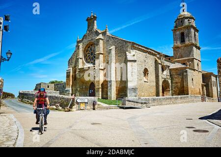 Pèlerin sur un vélo à côté de l'église de Nuestra Señora del Manzano, notre Dame de Manzano, ou Iglesia de Santa María del Manzano. French Way, Way of Banque D'Images