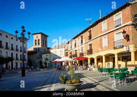 Plaza Mayor - place principale. Carré typique castillan à porcoons, en arrière-plan l'église romane de Santiago. French Way, Way of St. James. Carr Banque D'Images