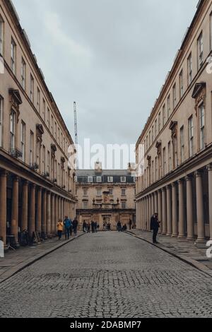 Bath, Royaume-Uni - 04 octobre 2020 : vue sur la rue Bath à Bath, la plus grande ville du comté de Somerset connue pour ses bains romains. Banque D'Images