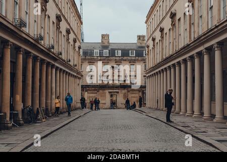 Bath, Royaume-Uni - 04 octobre 2020 : vue sur la rue Bath à Bath, la plus grande ville du comté de Somerset connue pour ses bains romains. Banque D'Images